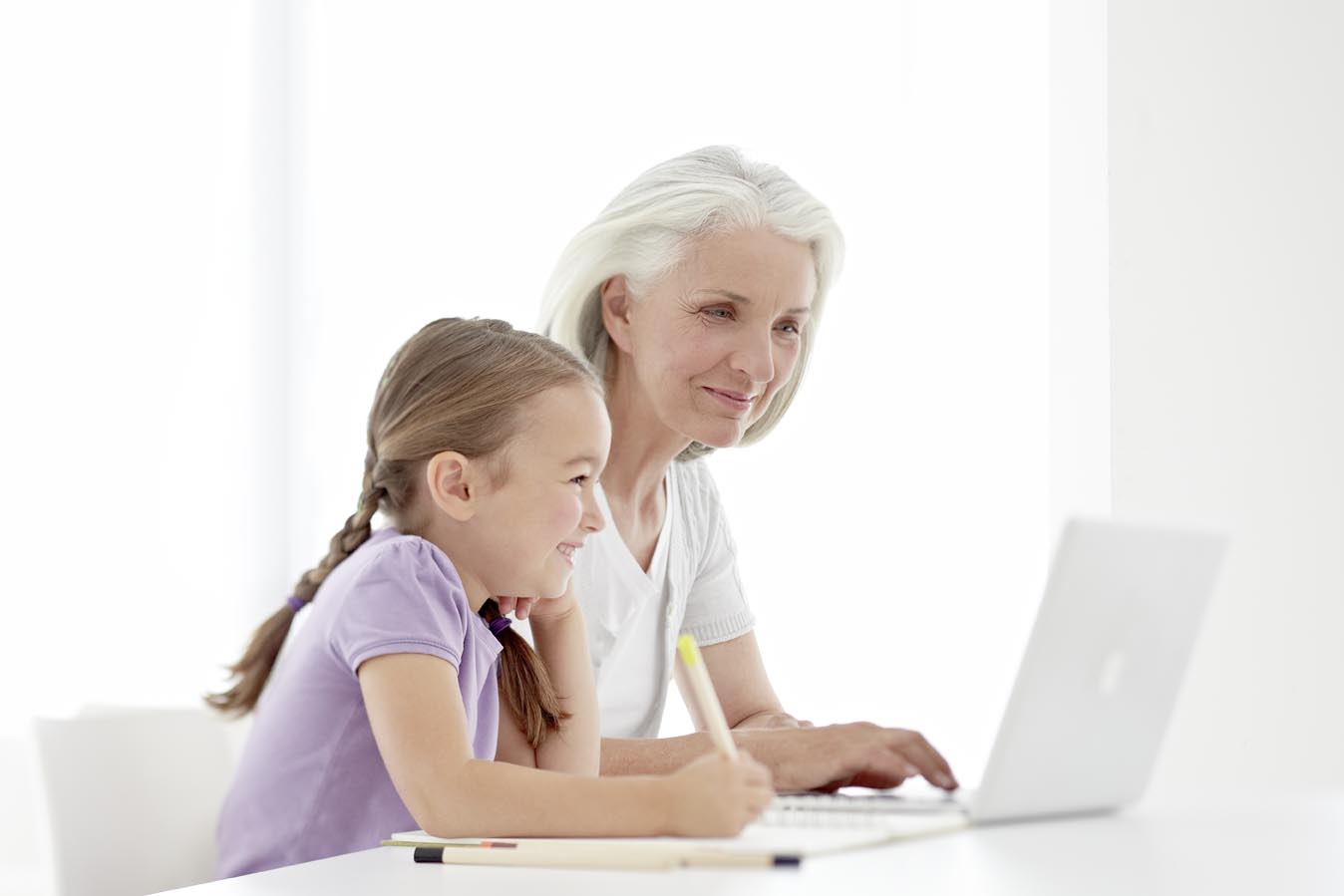 Grossmutter-und-Enkelin-beim-Lernen-web
